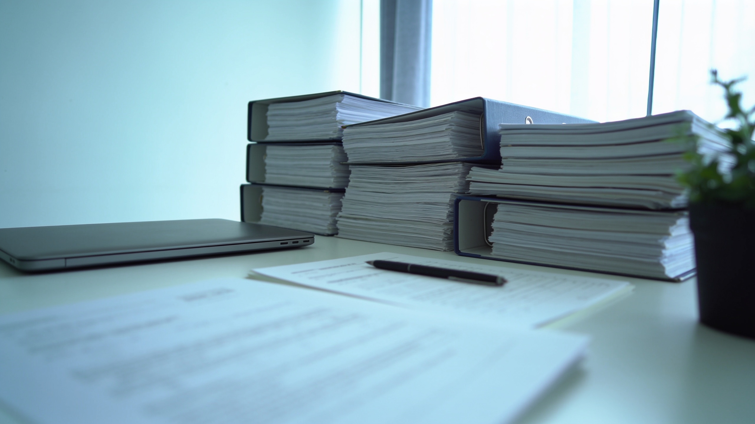 Documentos e pastas organizados sobre uma mesa de trabalho
