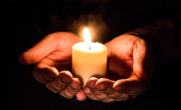 mãos segurando uma vela