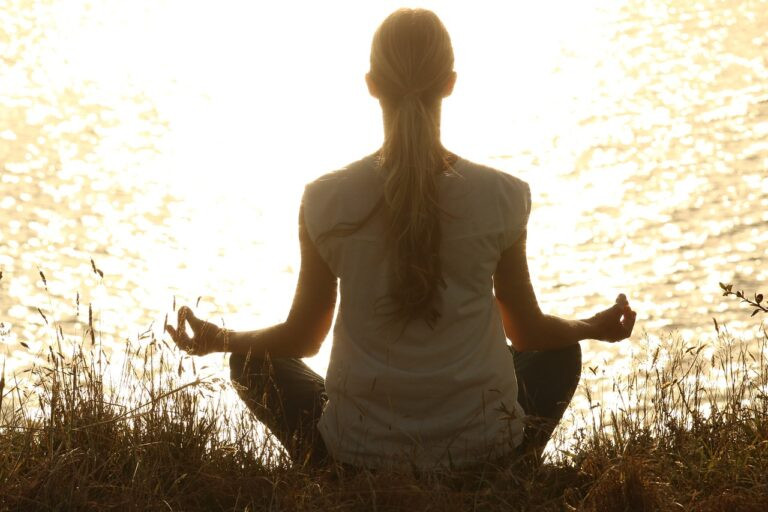 mulher meditando