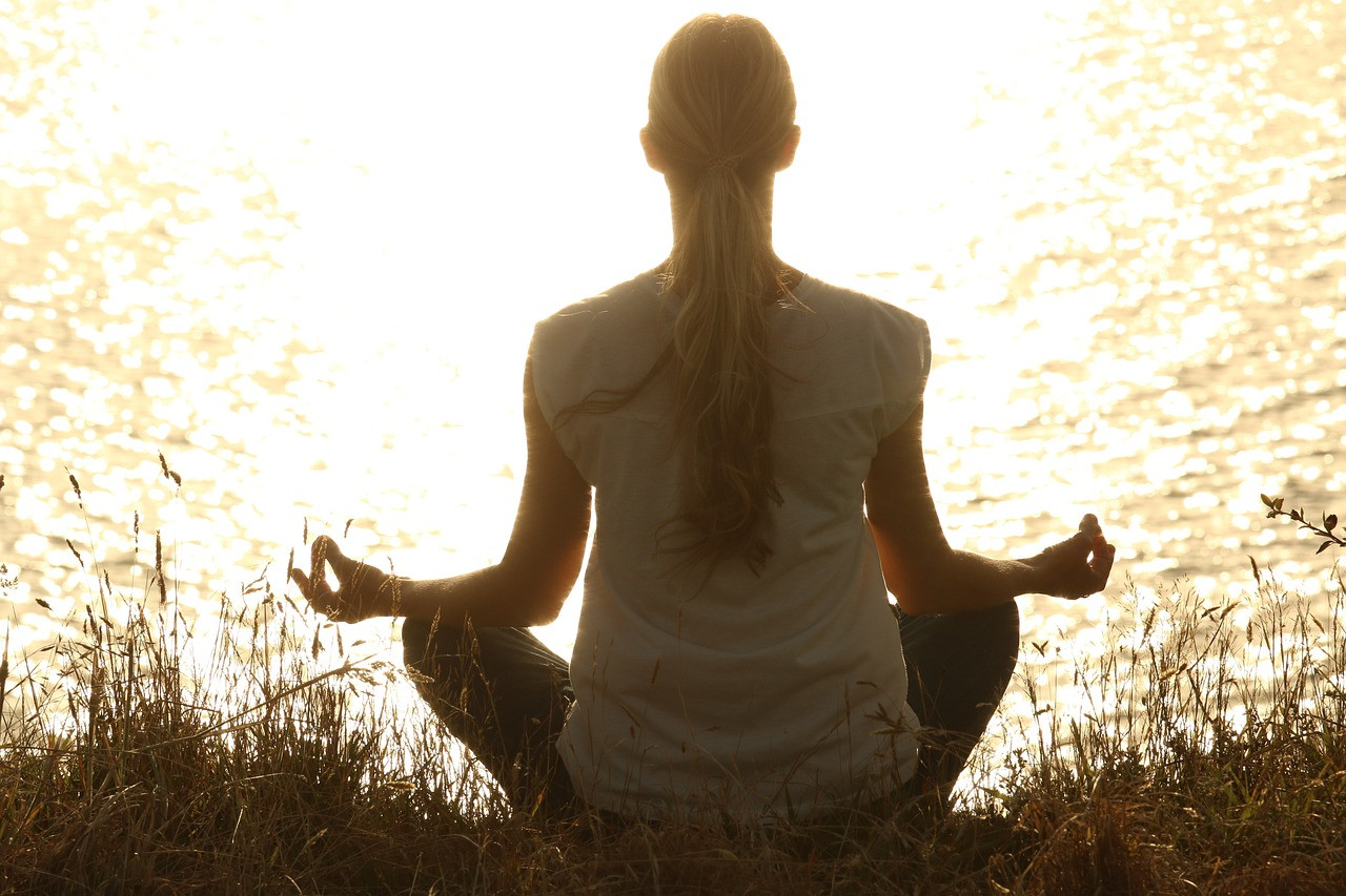 mulher meditando