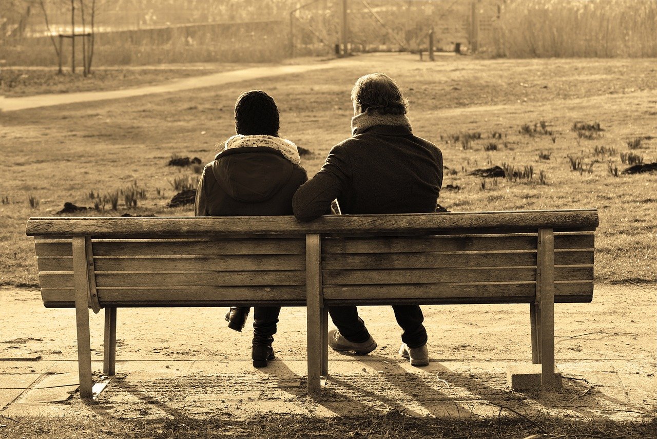 casal sentado em um parque