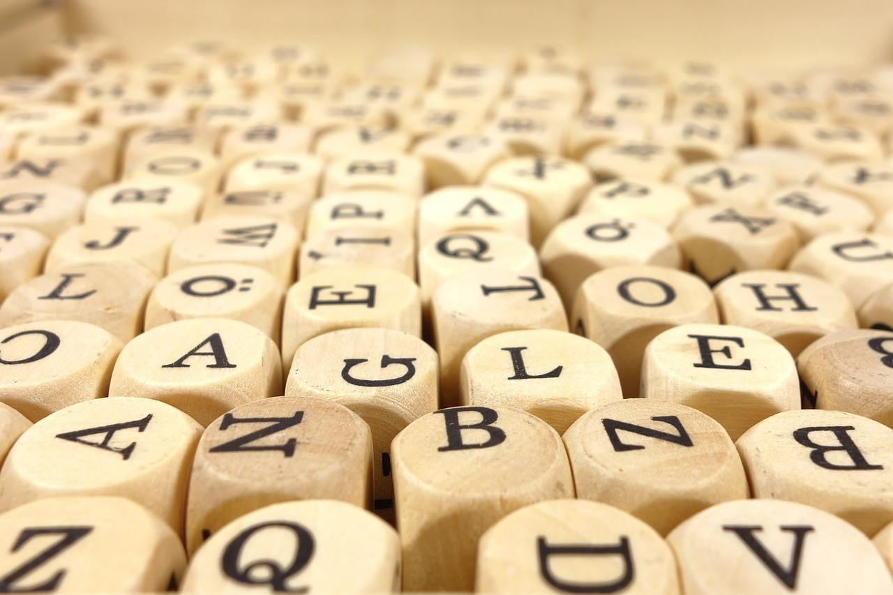 letras em material de madeira