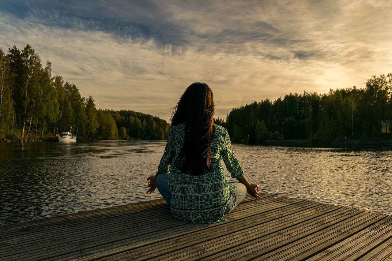 mulher na natureza meditando