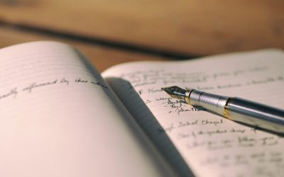 caderno com caneta